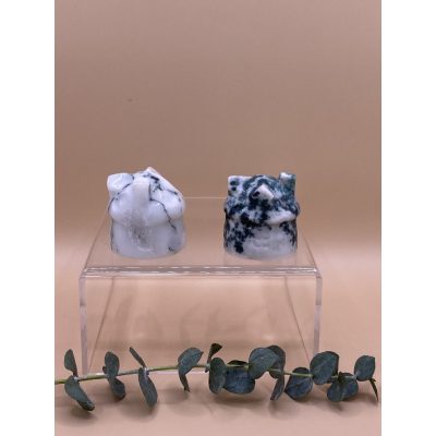 A couple of small sculptures sitting on top of a table.