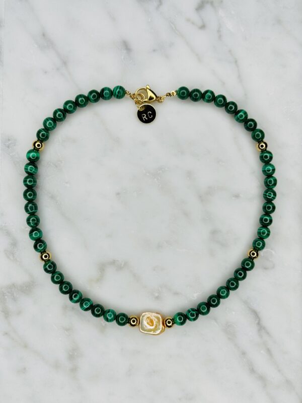 A green Malachite & Pearl Choker with a gold clasp.