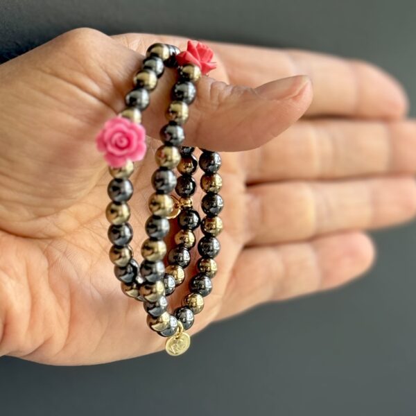 Two-toned beaded bracelet with flower charms.